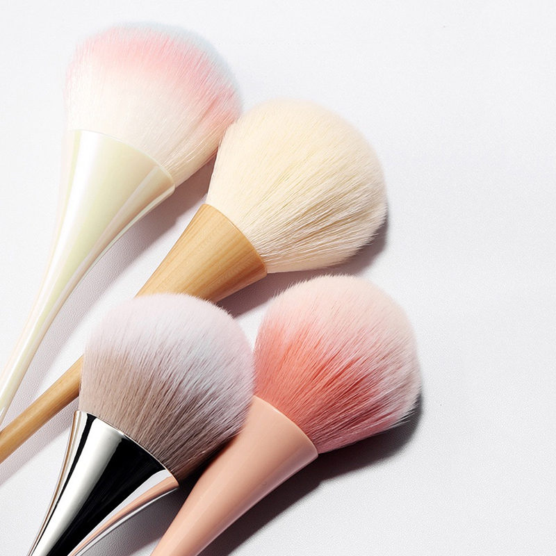 Щетка для маникюра и нейл-арта – обзор и цена Blush Brush Kabuki